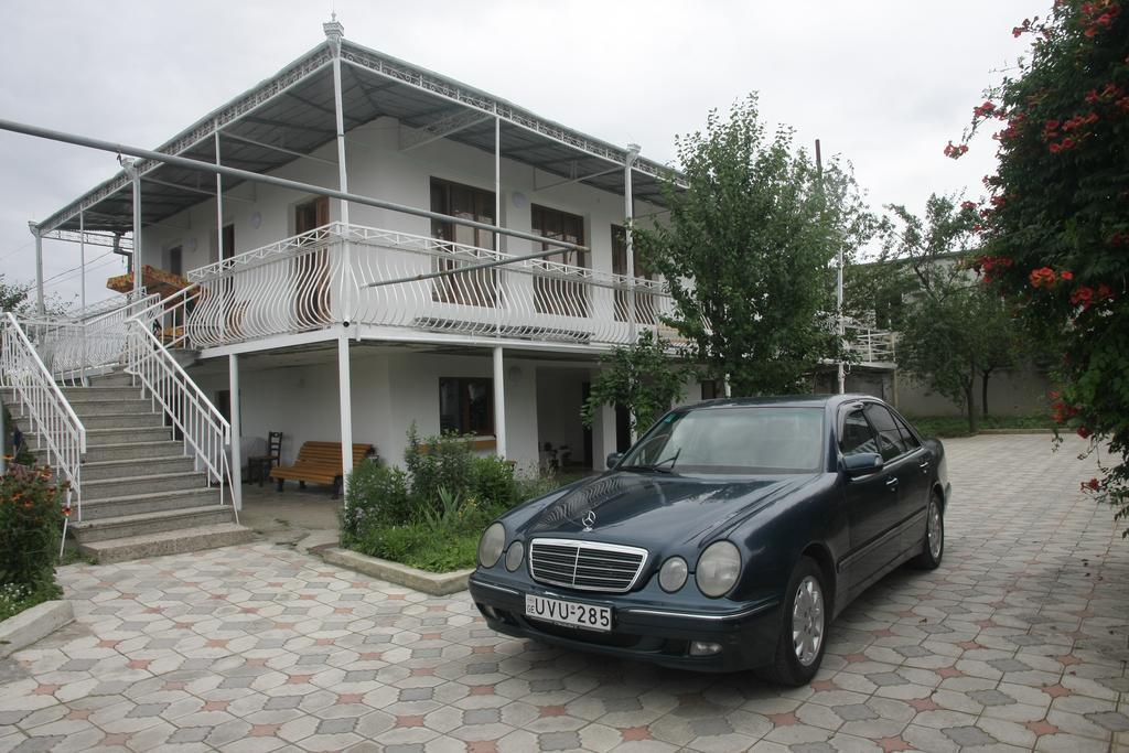 Guest House Nona Kutaisi Exteriör bild