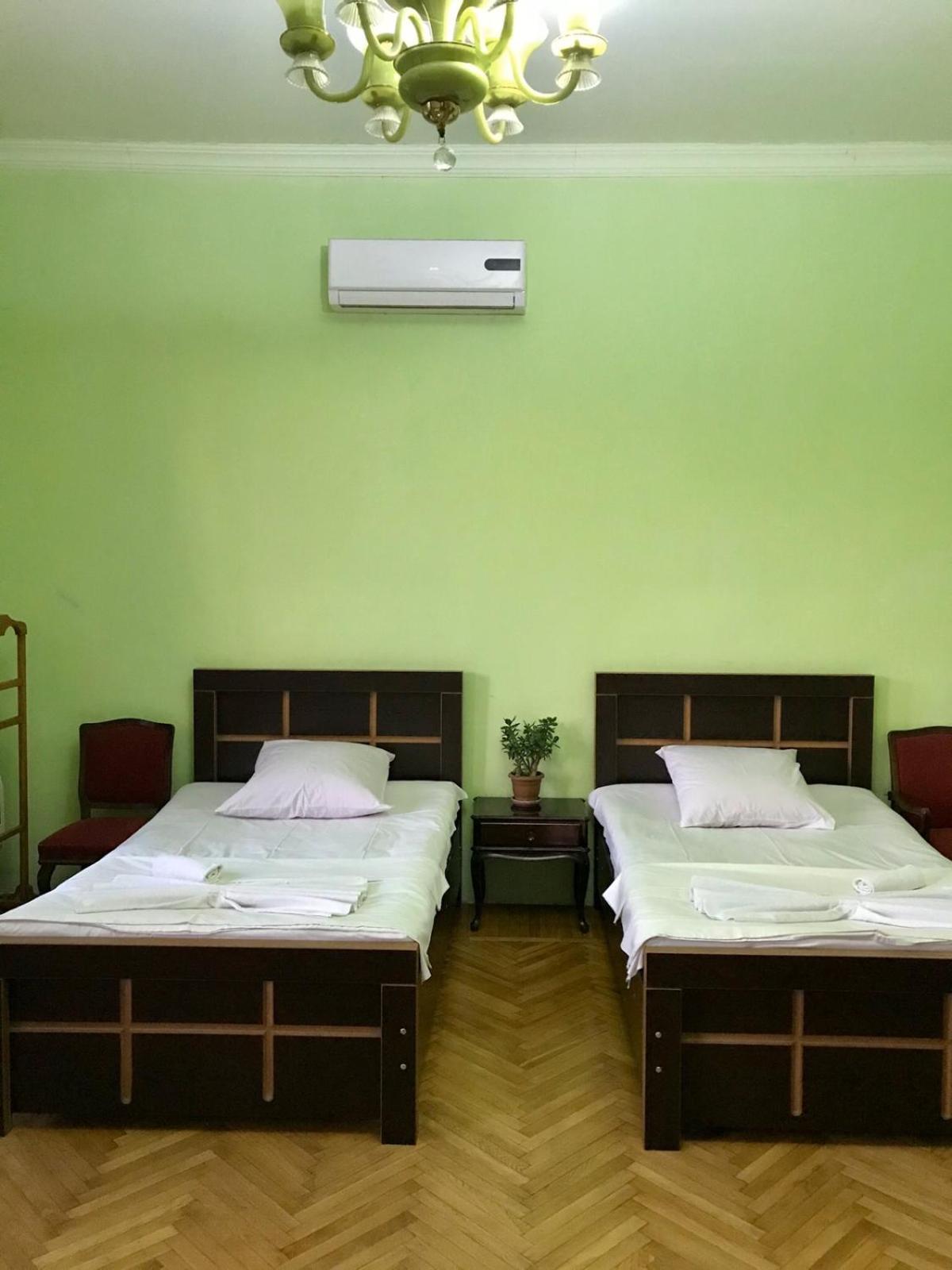 Guest House Nona Kutaisi Rum bild