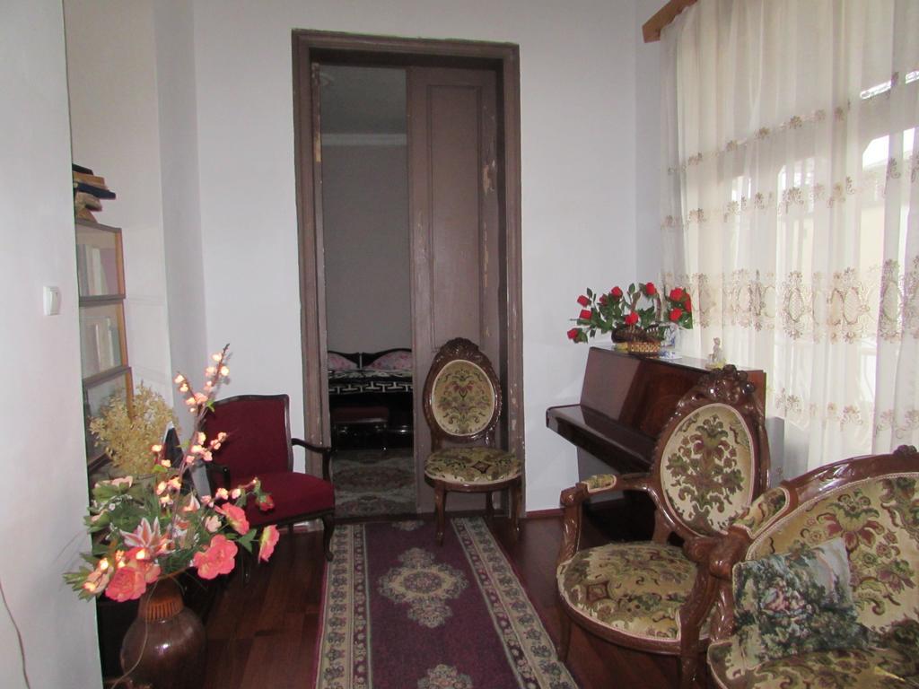 Guest House Nona Kutaisi Rum bild